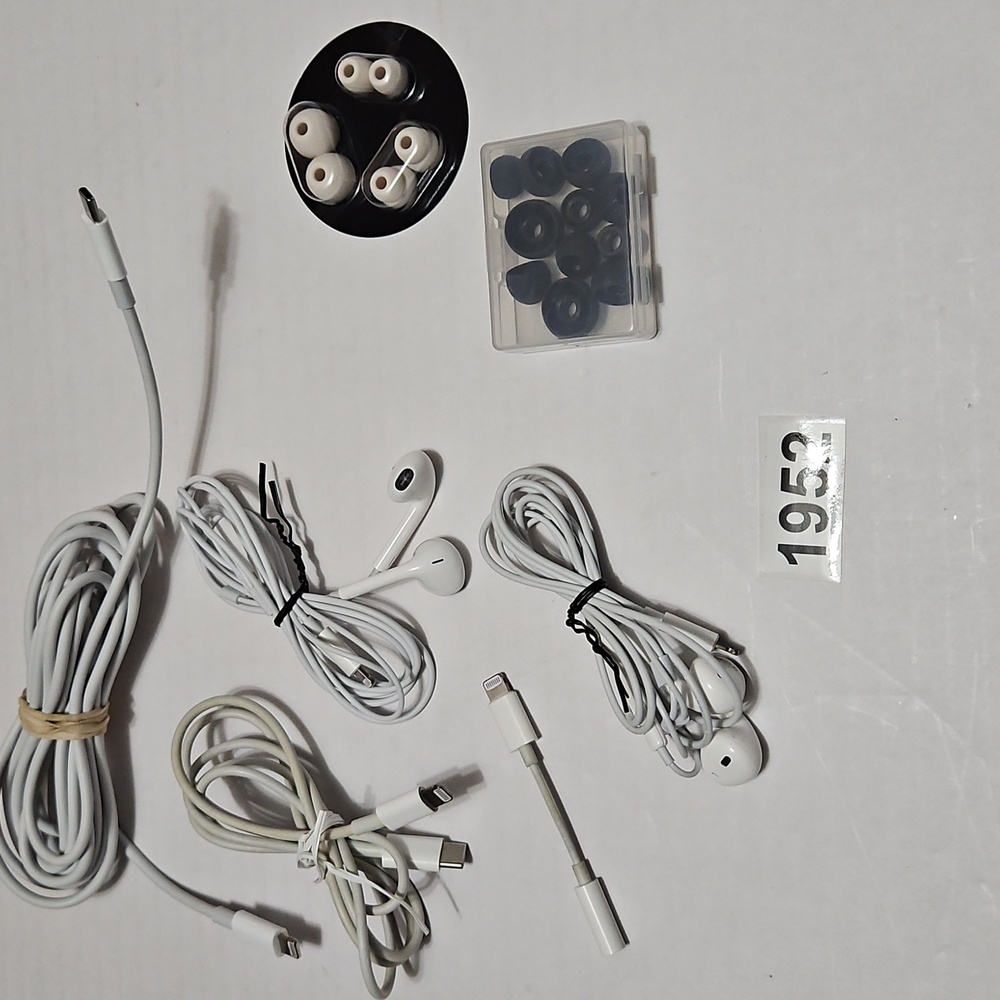 White Wired Apple Ear Buds with Accessories - Picture 7 of 7